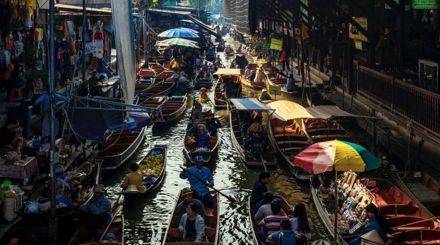 A floating market in Bangkok (Photo: Getty Images)