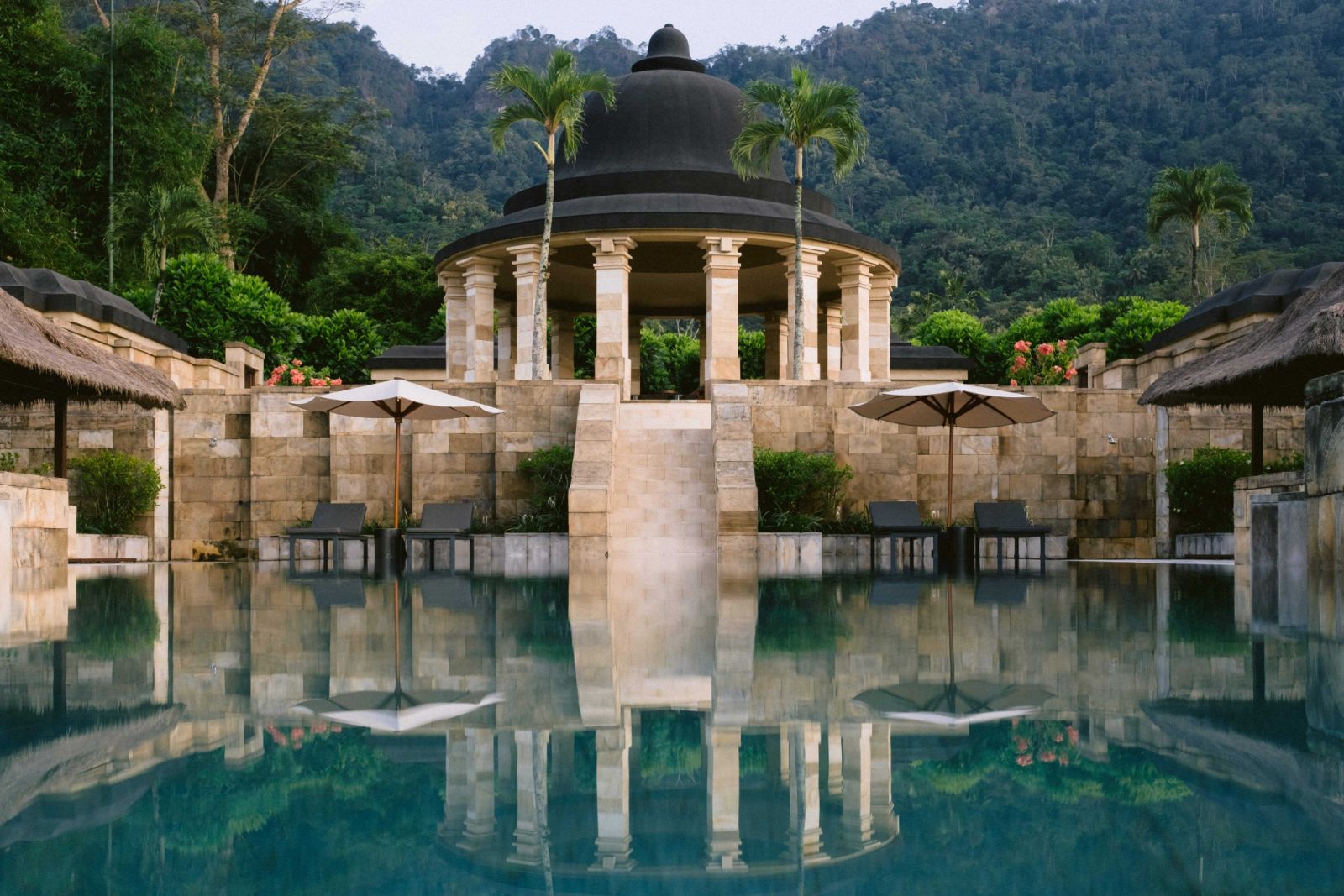 The Dalem Jiwo rotunda and pool