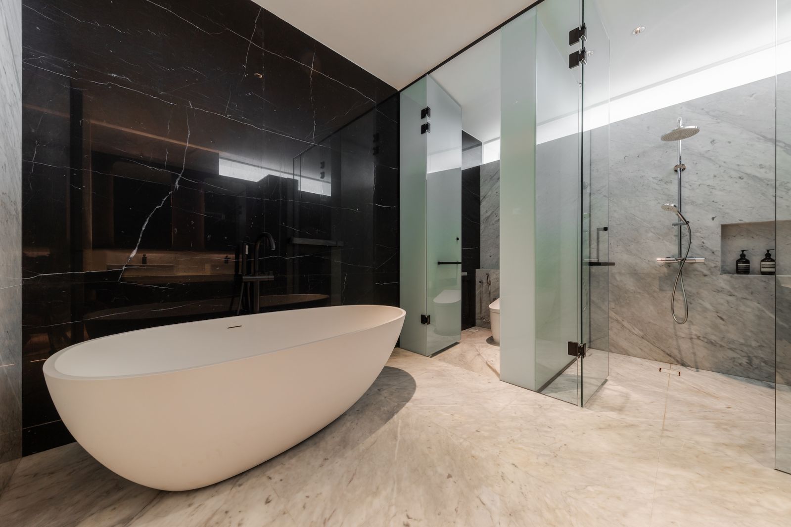 Freestanding bathtub