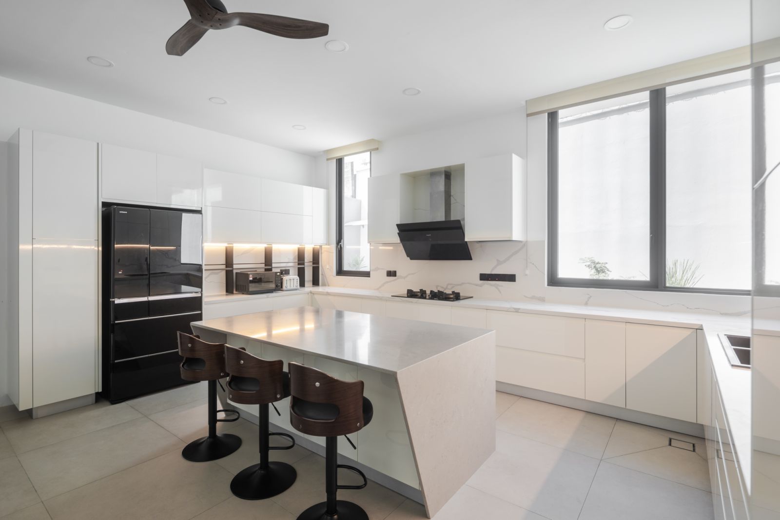 Simple and sleek kitchen