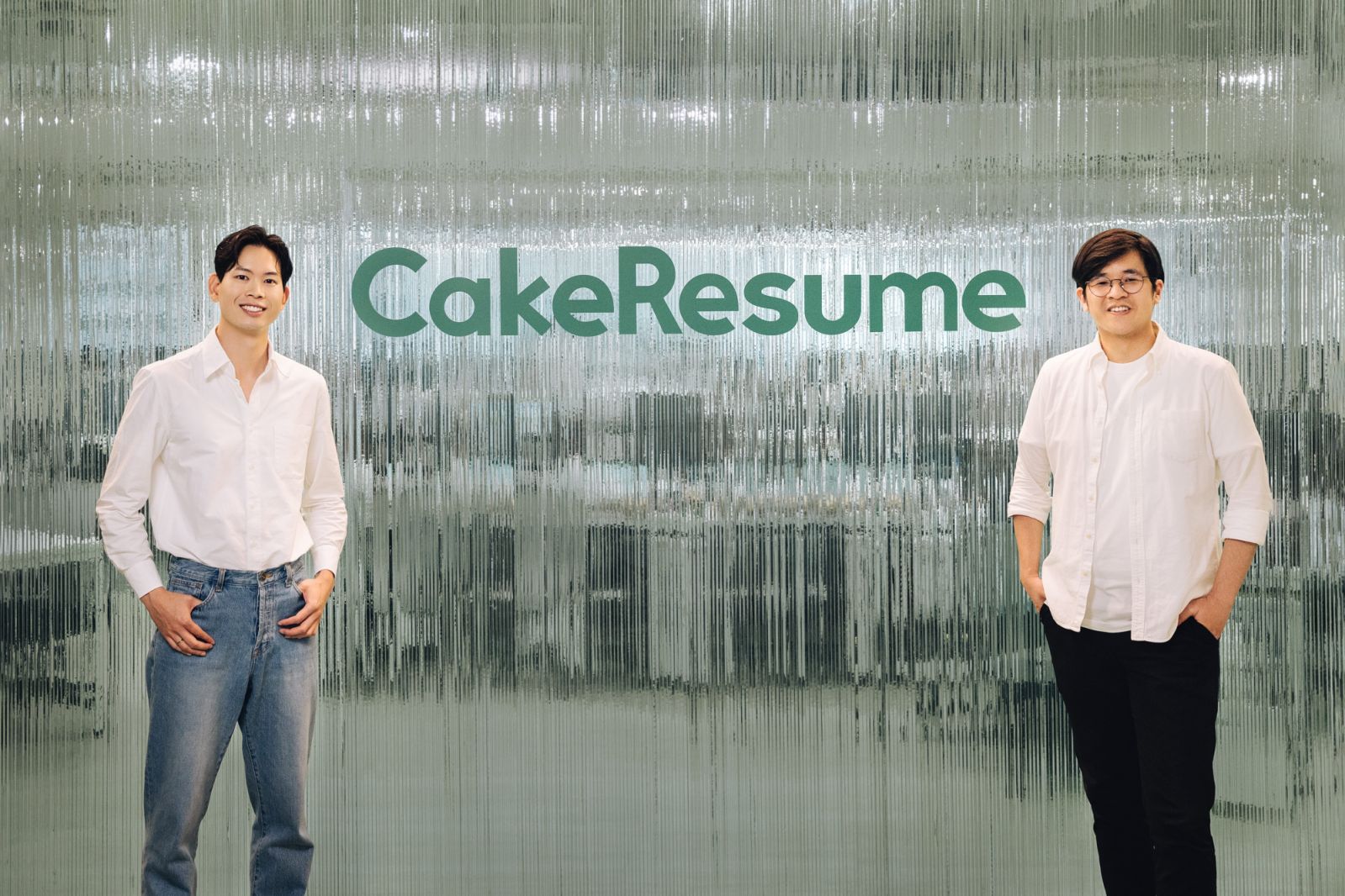 CakeResume 創辦人暨執行長劉君羿 (左) 與營運長謝威秤目標創造海內外超過千萬名用戶,成為 APAC 最大人才穿梭平台