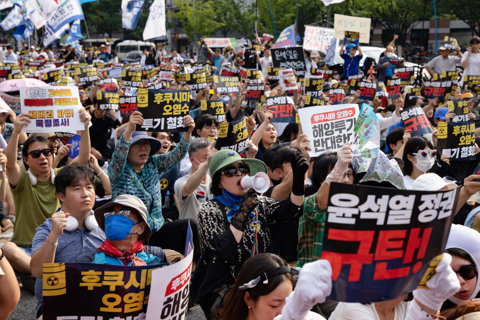 Tens of thousands of participants shout slogans at a demonstration calling for an end to the marine discharge of nuclear-contaminated water from Fukushima, Japan on August 26, 2023 in Seoul, South Korea. (Photo by Chris Jung/NurPhoto)