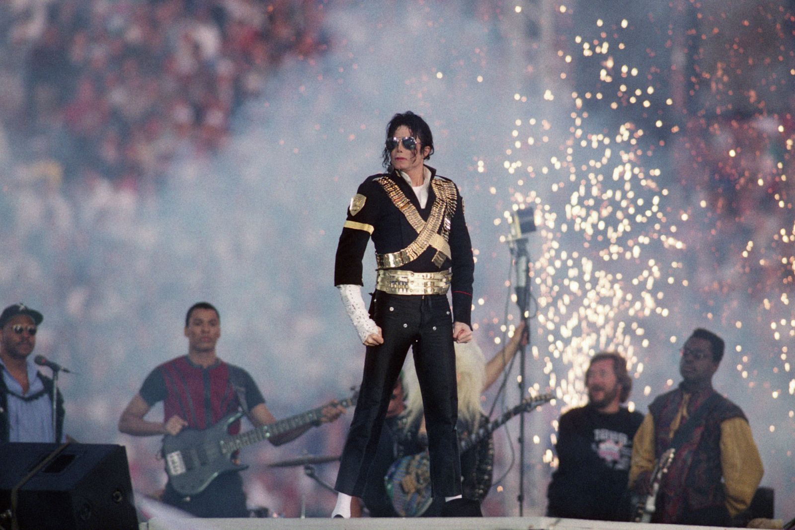 PASADENA, CA - JANUARY 31: Michael Jackson performs during halftime of a 52-17 Dallas Cowboys win over the Buffalo Bills in Super Bowl XXVII on January 31, 1993 at the Rose Bowl in Pasadena, California. (Photo by Steve Granitz/WireImage)