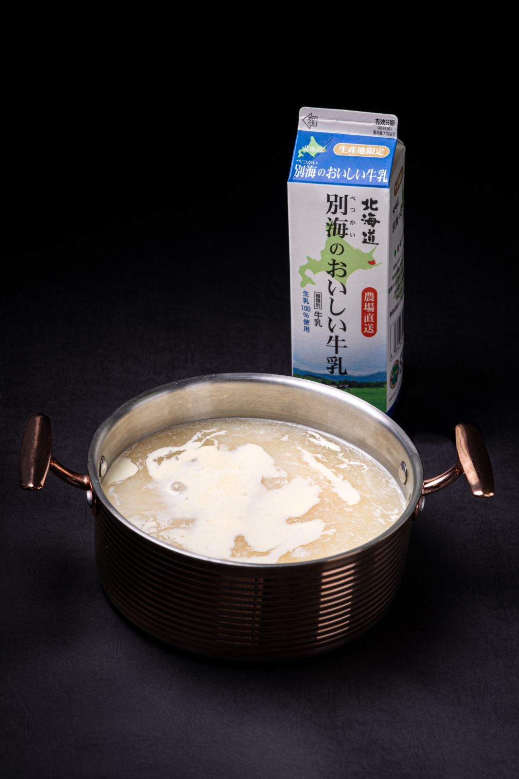 白鍋 - 北海道牛奶膠原:嚴選北海道牛奶、味噌與帆立貝熬煮出的膠原蛋白湯底。除了濃郁的奶香味,對皮膚的健康 滋養更是美味之外的附加效果。(Photo:ONCOR)