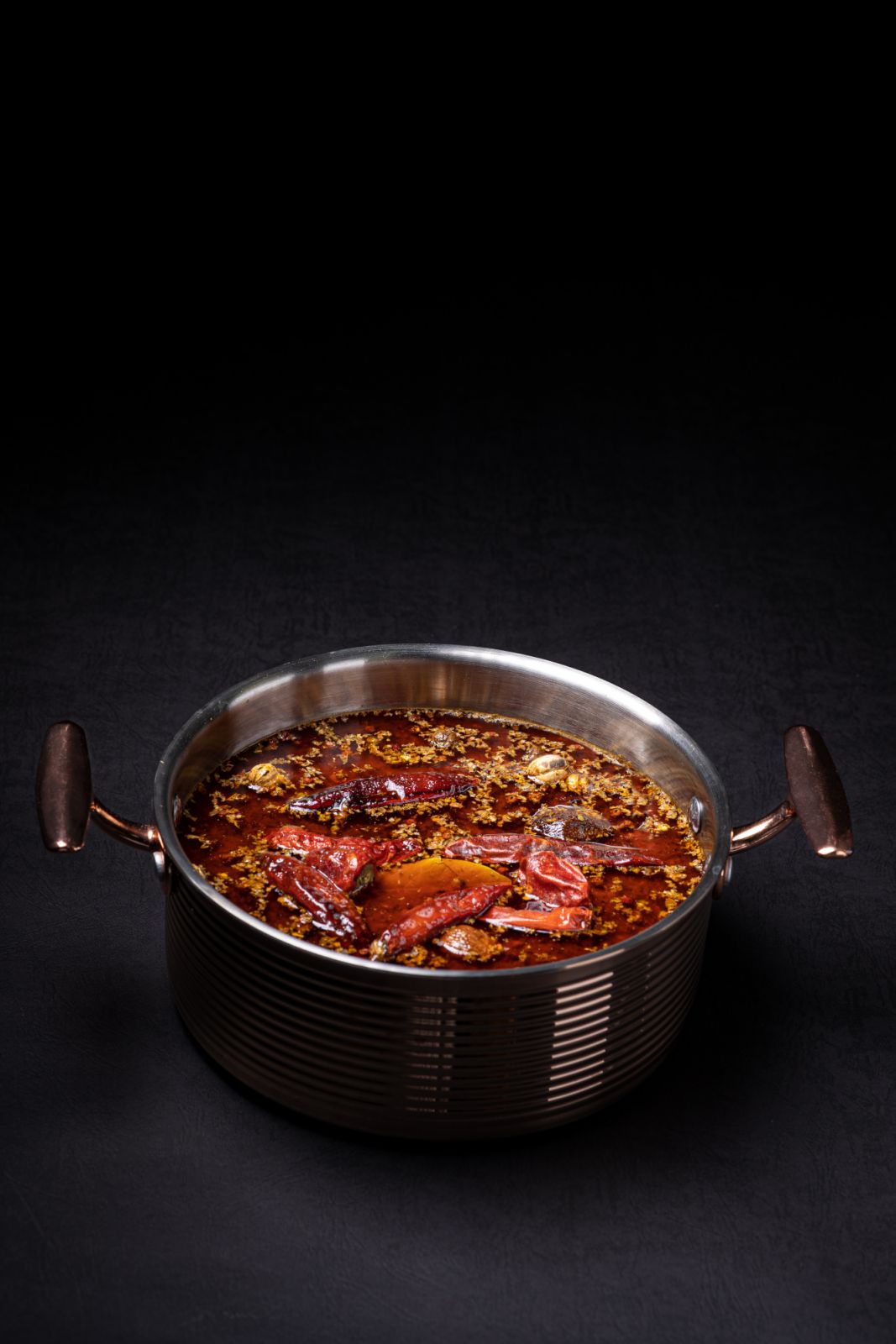 紅鍋 - 川味麻辣牛骨:主廚鑽研數種獨特東方風味的香料組合,造就紅鍋湯底最重要的環節。讓饕客品嚐麻辣鍋的香與麻以外,更多細緻的風味與層次。 (Photo:ONCOR)