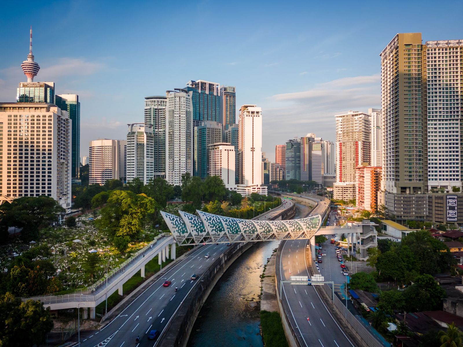Aerial View of Saloma bridge linked KLCC and Kampung Baru area (Photo: Twenty47studio/Getty Images)