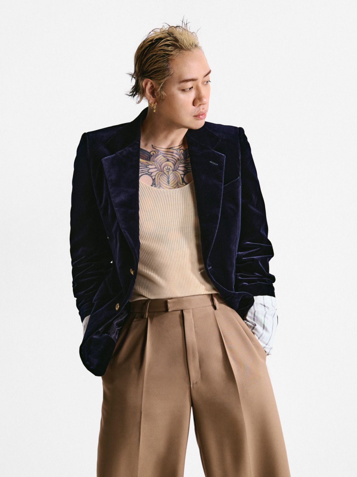 天鵝絨西裝外套、象牙色針織衫、卡其色寬褲、GG樂福鞋 by Gucci 。(Photo:Tatler)