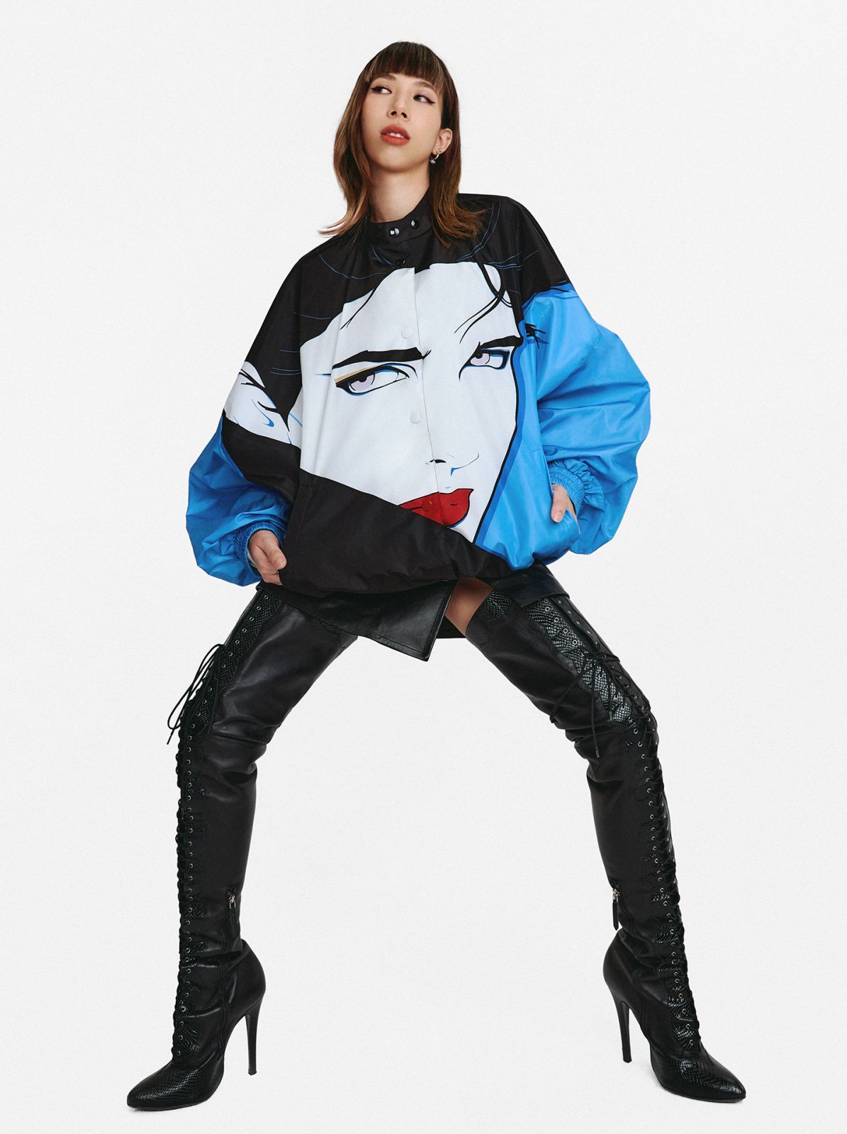 印花飛行夾克、黑色短裙、過膝長靴 by Gucci 。(Photo:Tatler)