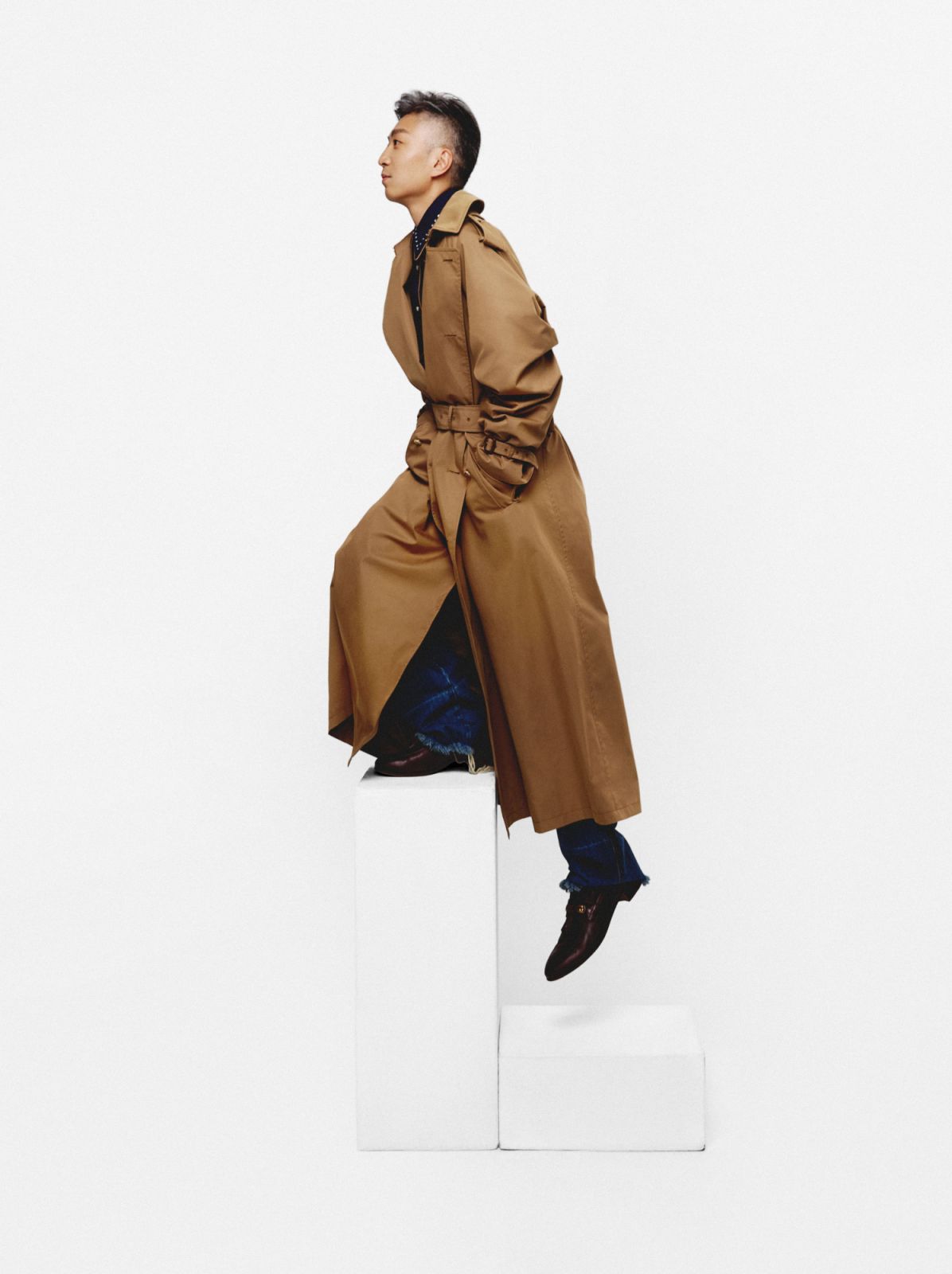襯衫、丹寧褲、風衣外套、樂福鞋 by Gucci 。(Photo:Tatler)