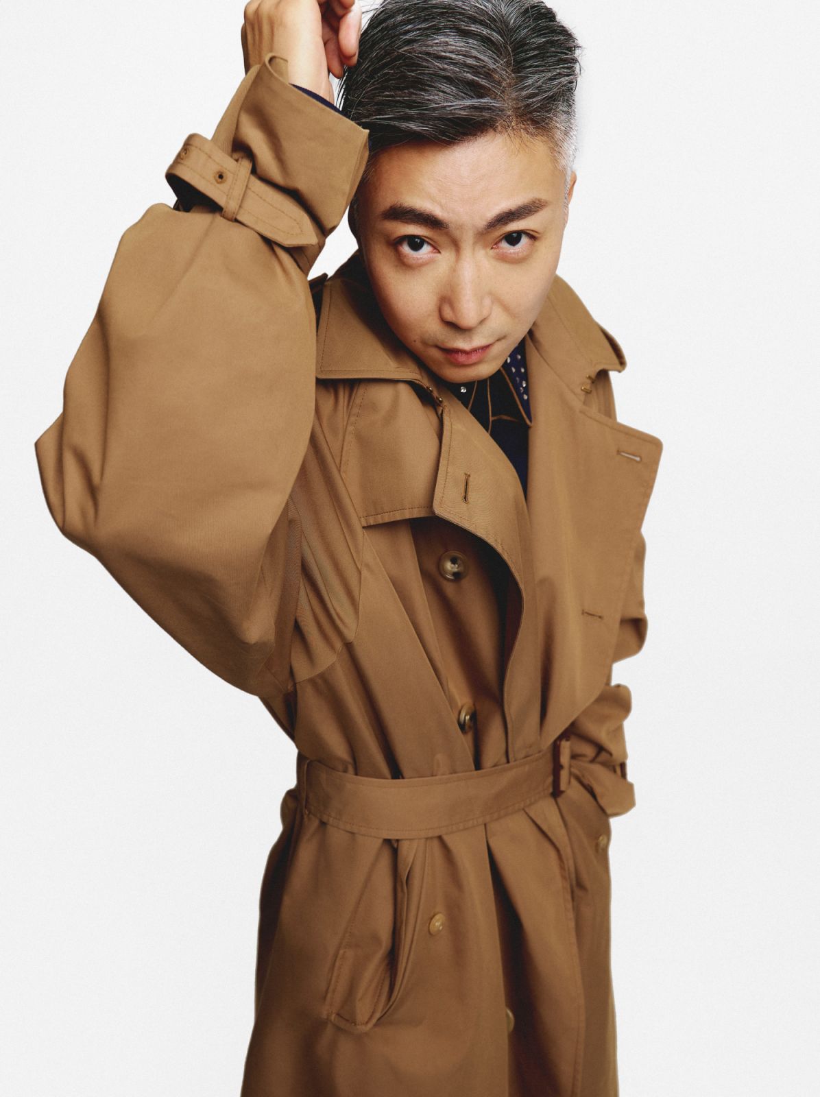 襯衫、丹寧褲、風衣外套、樂福鞋 by Gucci 。(Photo:Tatler)
