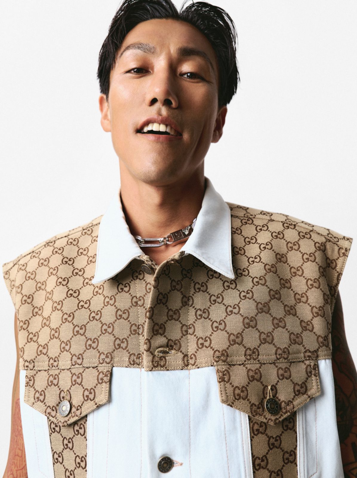 GG帆布丹寧背心、GG帆布丹寧褲、灰色樂福鞋by Gucci ;項鍊、戒指by Louis Vuitton 。(Photo:Tatler)