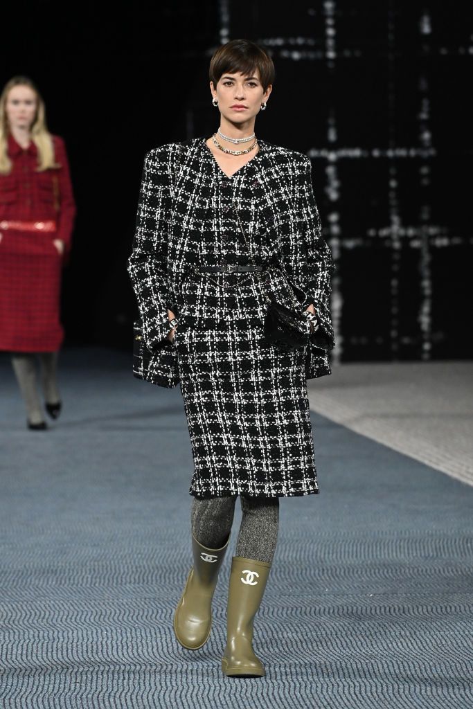 PARIS, FRANCE - MARCH 08: (EDITORIAL USE ONLY - For Non-Editorial use please seek approval from Fashion House) A model walks the runway during the Chanel Womenswear Fall/Winter 2022-2023 show as part of Paris Fashion Week on March 08, 2022 in Paris, France. (Photo by Pascal Le Segretain/Getty Images)