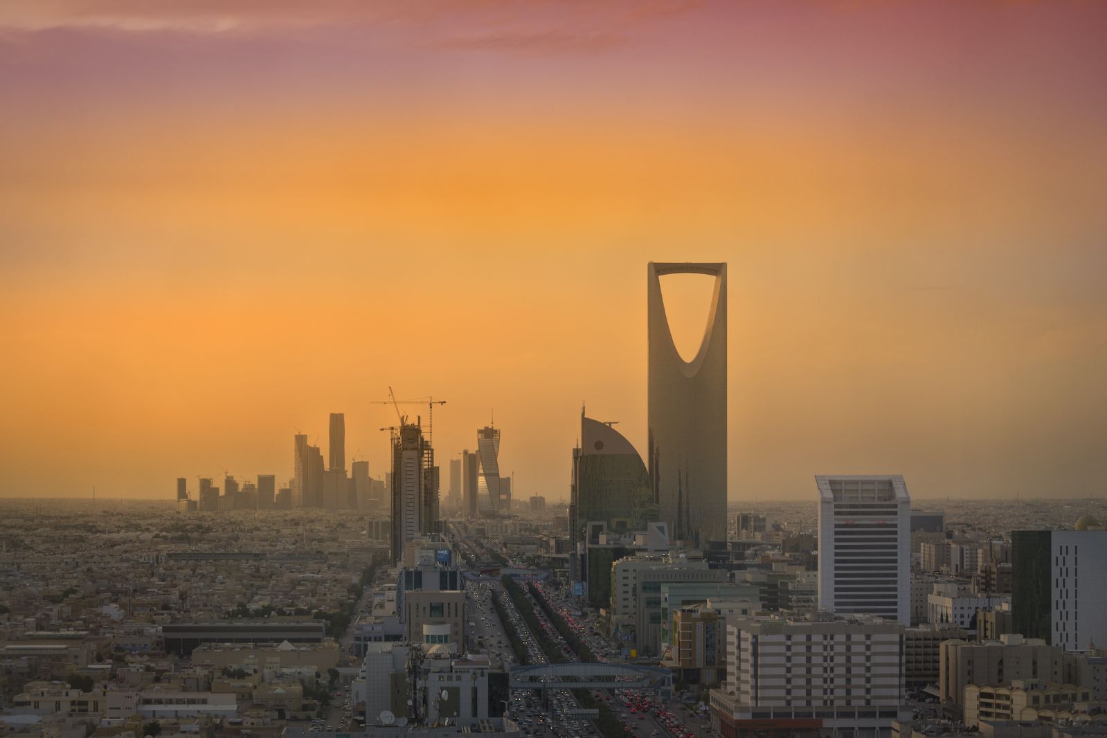 The Riyadh Skyline showing the King Abdullah Financial District (KAFD) and the famous Kingdom Tower with crane on top (Photo: WikiCommons/B.alotaby)