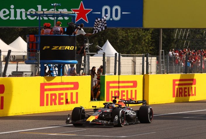 Max Verstappen駕駛RB19，越過終點方格旗，贏得F1義大利大獎賽冠軍，並拿下單季第十連勝。（Photo: Red bull）