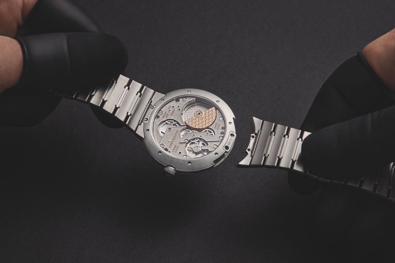 首度採用的一體成型錶鍊讓佩戴更舒適。(photo: Louis Vuitton)