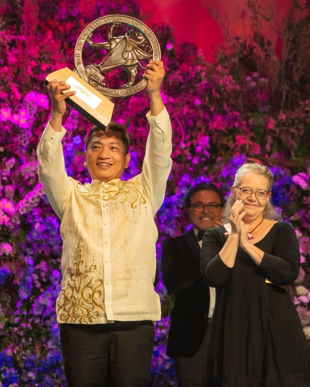 A joyful moment for conductor Anthony Villanueva (Photo: Kammerchor Manila)