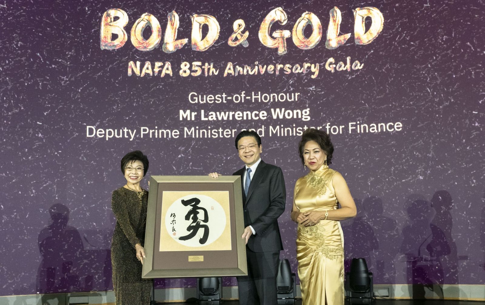 Presenting a token of appreciation to DPM Wong. The calligraphy artwork '勇 Yong,' created by Dr Ho Kah Leong, a distinguished artist and the 7th President of NAFA, embodies the spirit of courage and optimism, inspiring a fearless journey into the future.