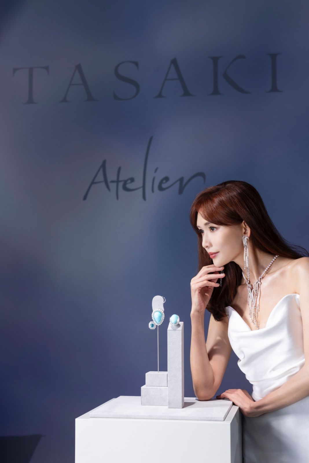 林志玲身穿白色禮服、佩戴TASAKI Atelier Waterfall項鍊與耳環出席珠寶展活動開幕。(Photo: TASAKI)
