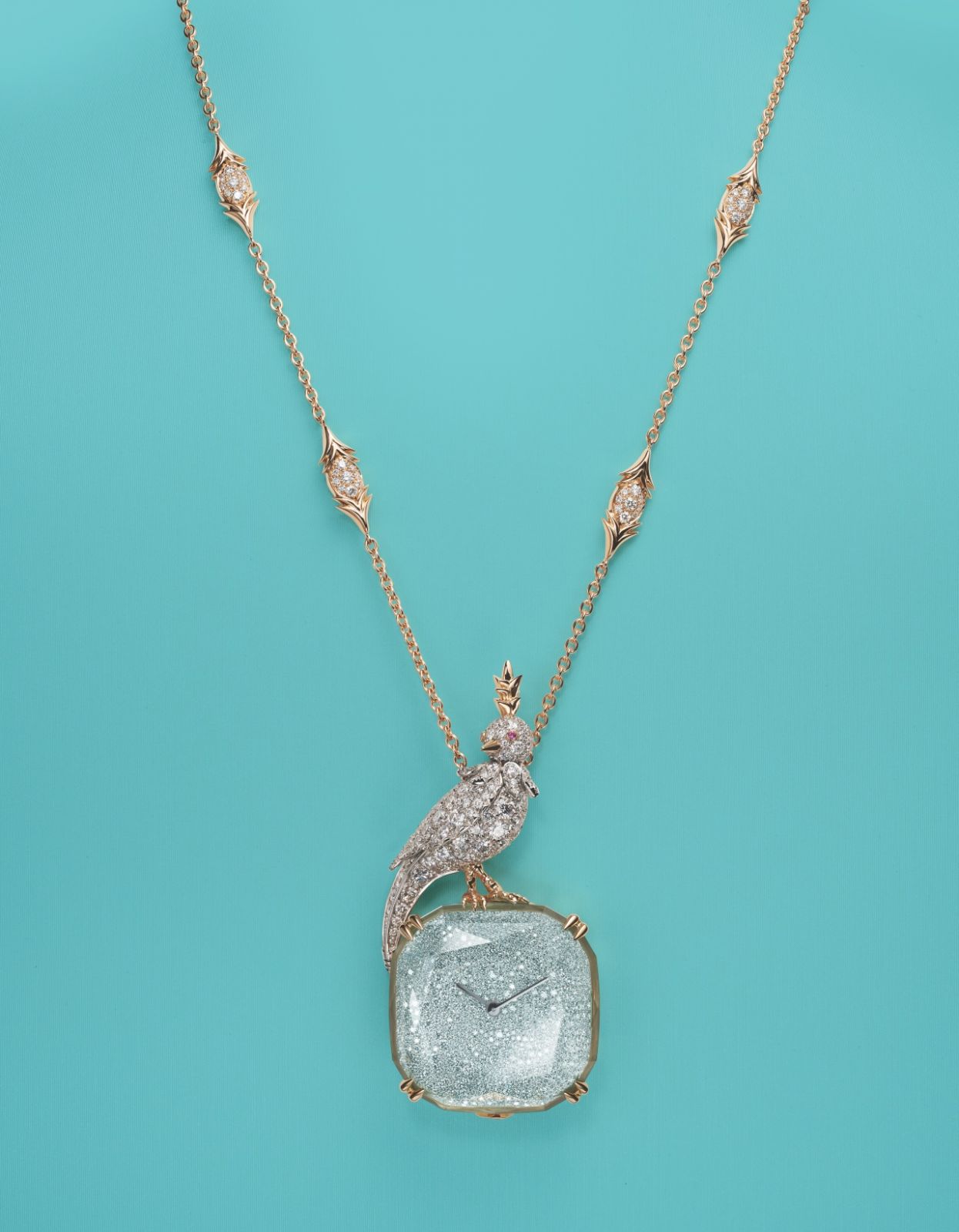 Tiffany & Co. 將其標誌性的「石 上鳥」重新演繹為一款鍊錶。(Photo: Tiffany & Co.)