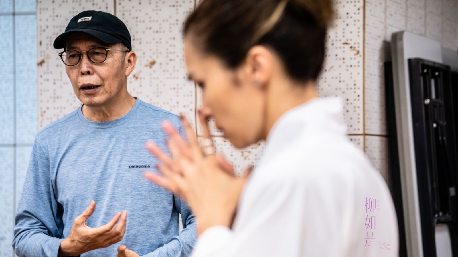 (L-R) Director Poon Wai Shum and Mercy Wong during rehearsals for “Liu Rushi, My Dear” (Photo: courtesy of Hong Kong Repertory Theatre)