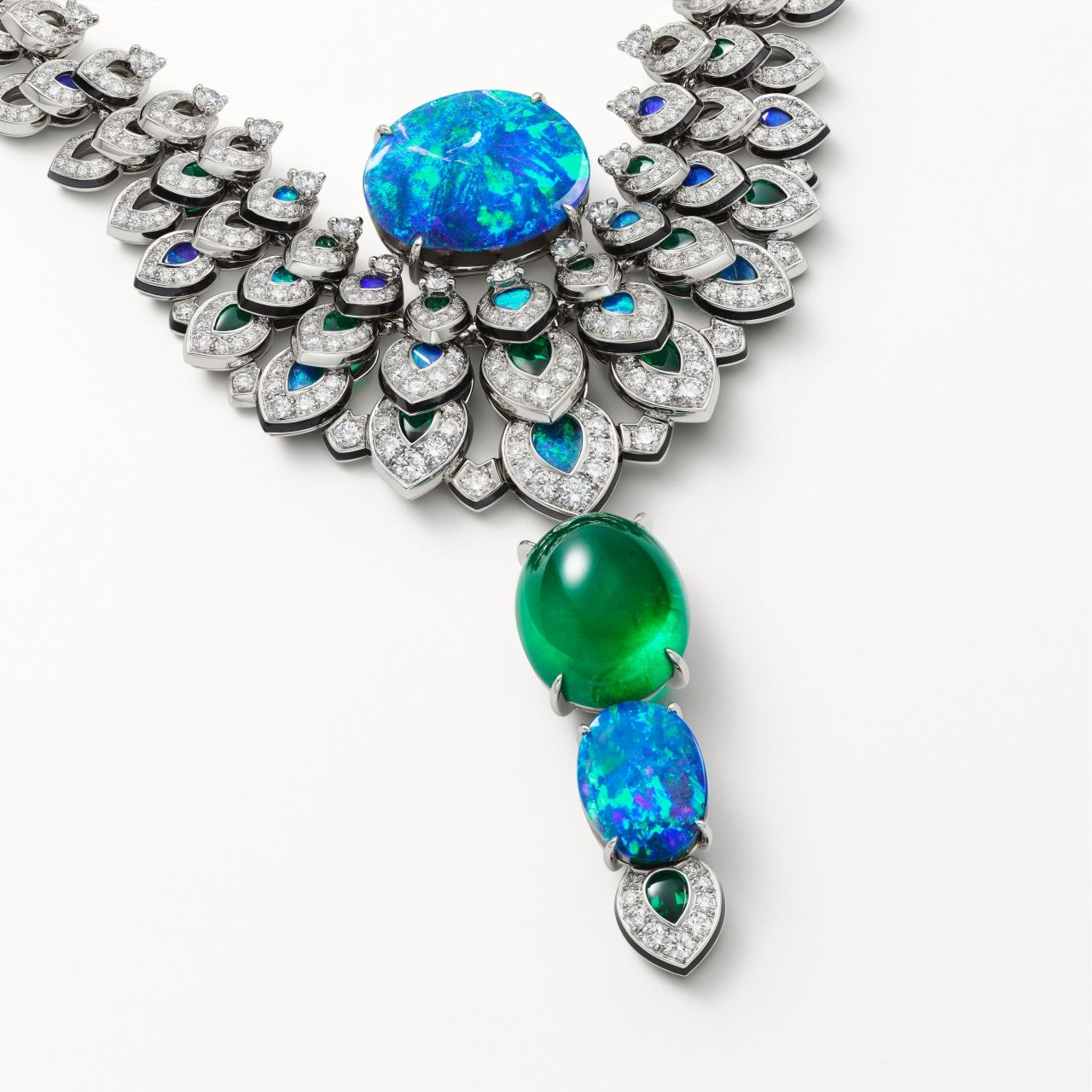 Ocelle蛋白石祖母綠項鍊/胸針。(Photo: Cartier)