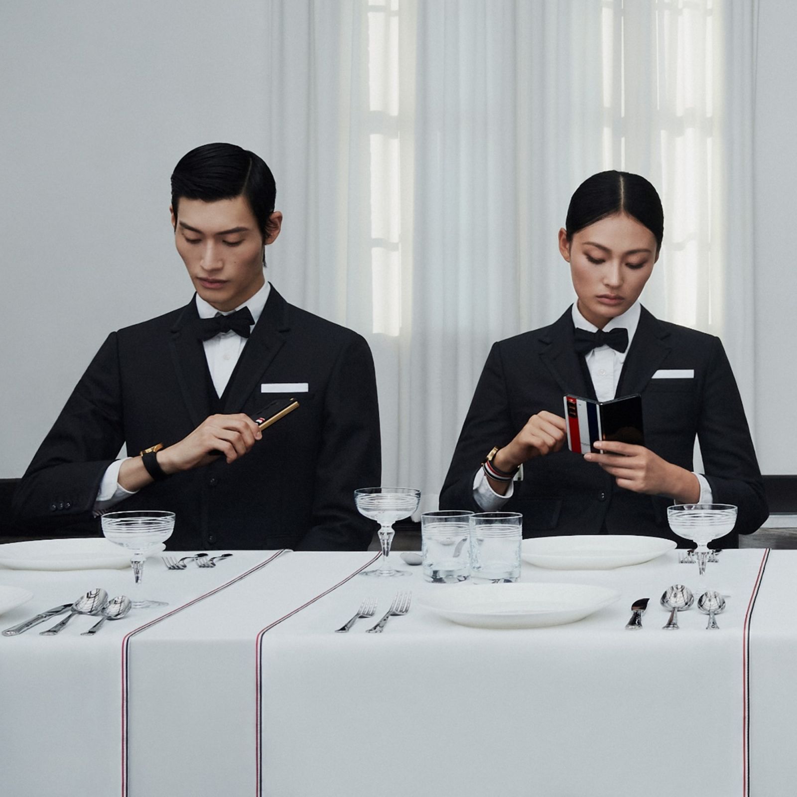 Galaxy Z Fold5 Thom Browne Edition的設計靈感,源自「Black Tie」隆重社交場合的奢華正裝穿搭風,而這正是Thom Browne最具標誌性的風格。