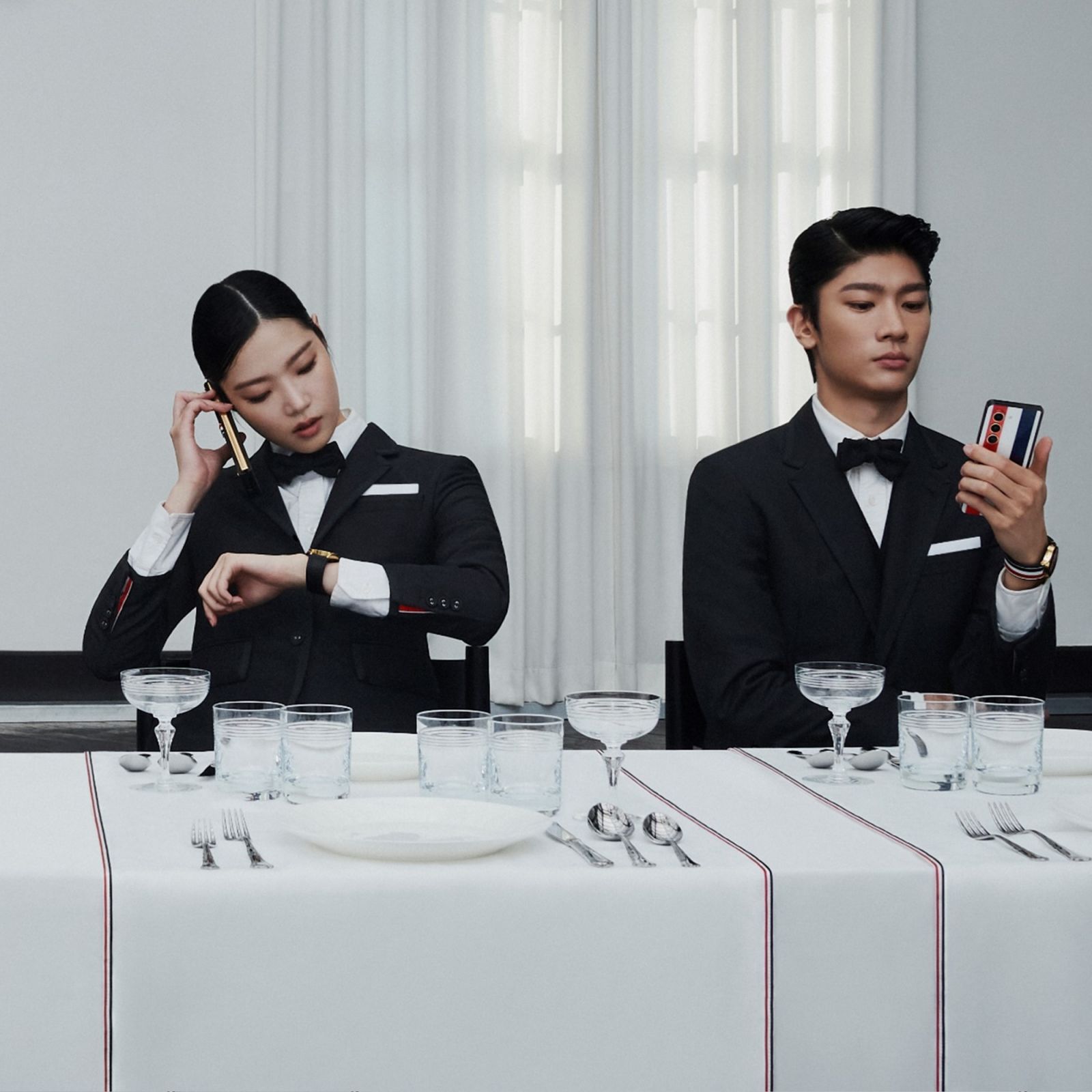 Galaxy Z Fold5 Thom Browne Edition的設計靈感,源自「Black Tie」隆重社交場合的奢華正裝穿搭風,而這正是Thom Browne最具標誌性的風格。