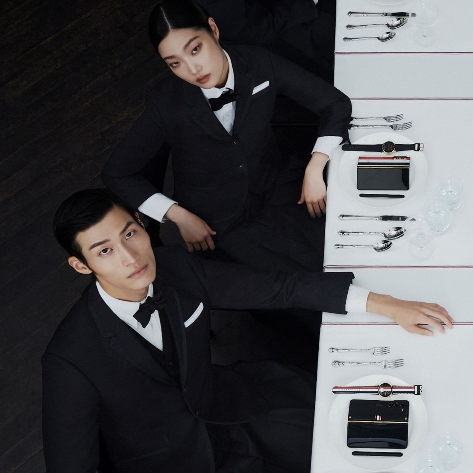 Galaxy Z Fold5 Thom Browne Edition的設計靈感,源自「Black Tie」隆重社交場合的奢華正裝穿搭風,而這正是Thom Browne最具標誌性的風格。
