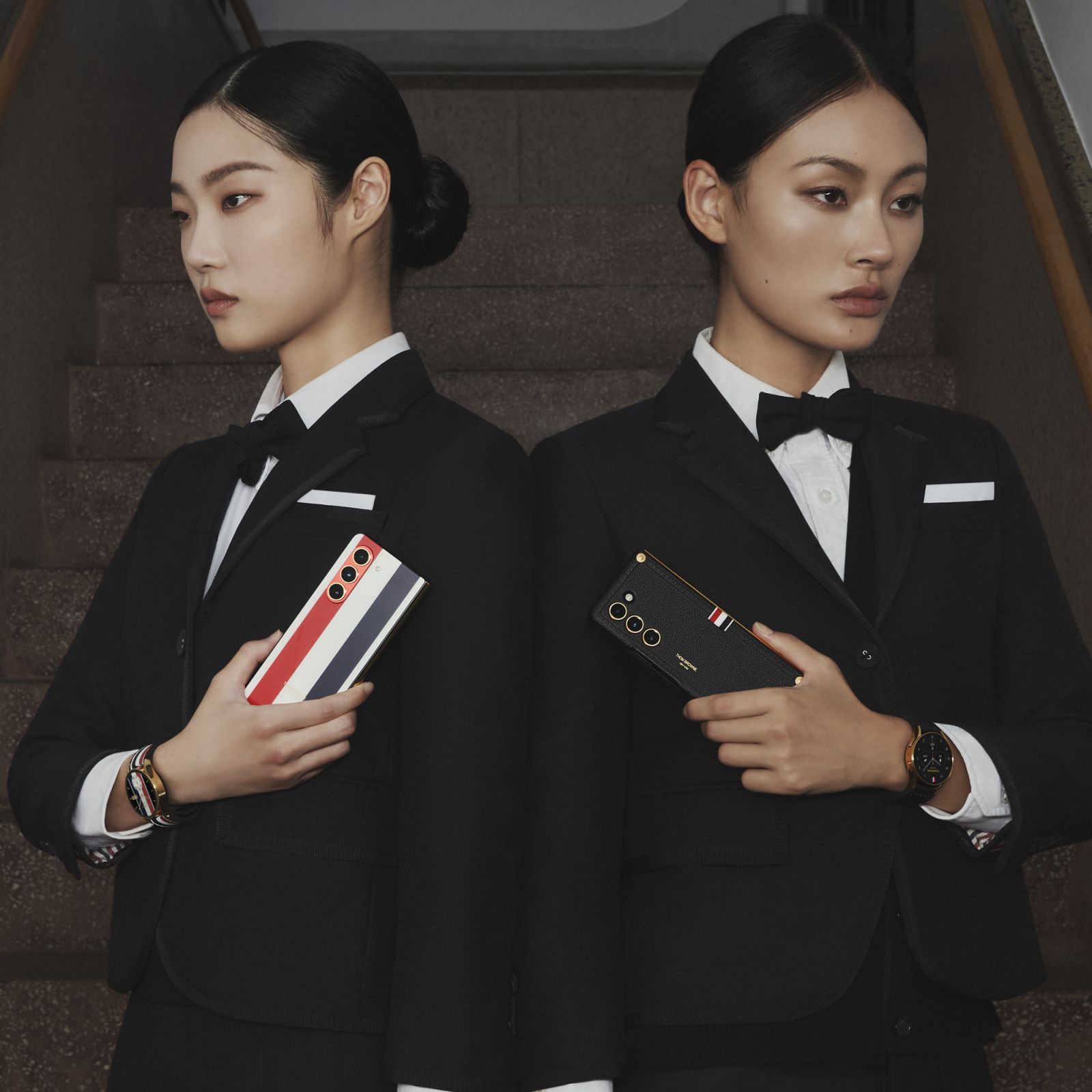 Galaxy Z Fold5 Thom Browne Edition的設計靈感,源自「Black Tie」隆重社交場合的奢華正裝穿搭風,而這正是Thom Browne最具標誌性的風格。