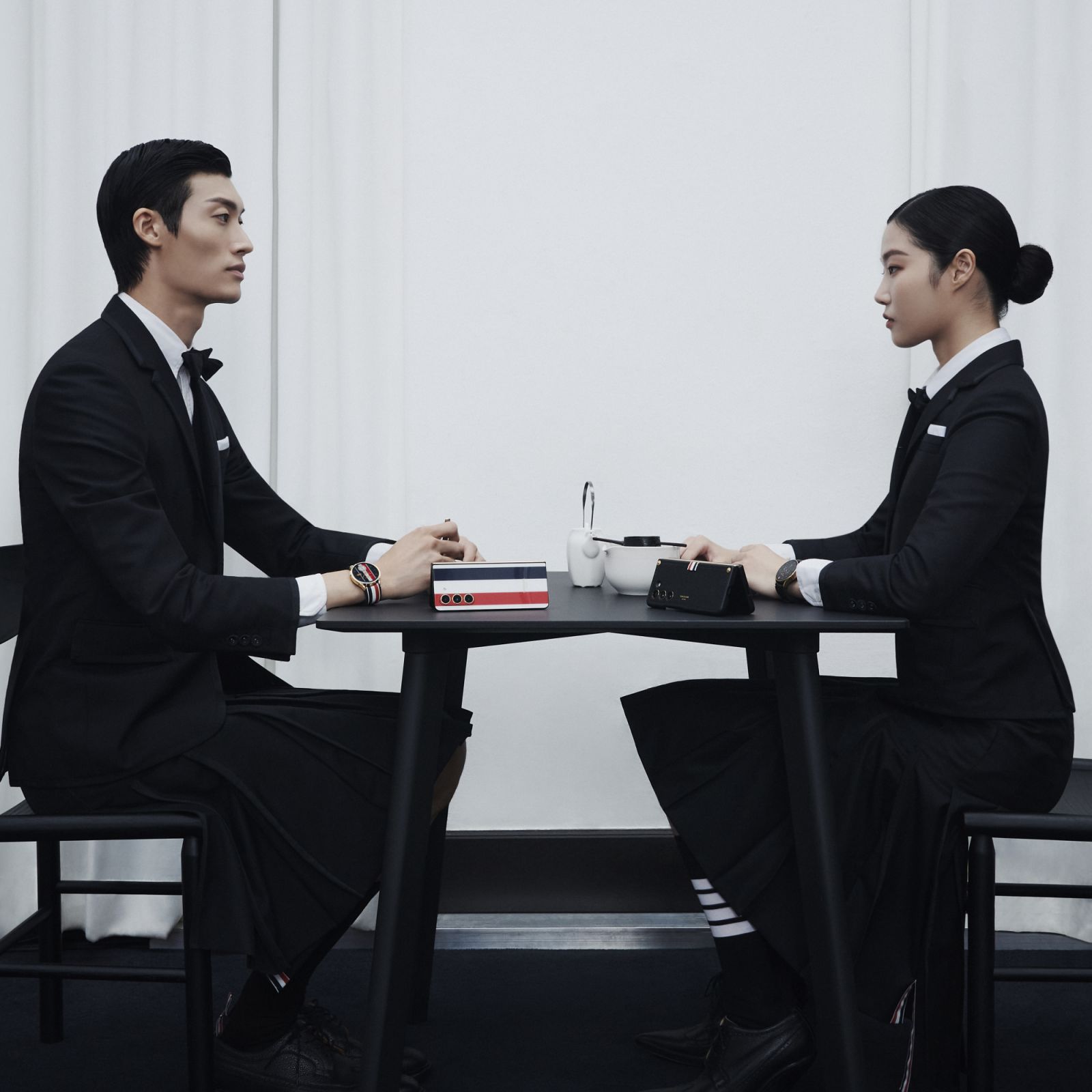 Galaxy Z Fold5 Thom Browne Edition的設計靈感,源自「Black Tie」隆重社交場合的奢華正裝穿搭風,而這正是Thom Browne最具標誌性的風格。