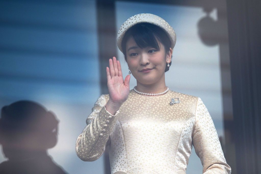TOKYO, JAPAN - MAY 04: Princess Mako waves after listening to Emperor Naruhito of Japan make his first public speech from the balcony of the Imperial Palace on May 4, 2019 in Tokyo, Japan. Emperor Naruhito has made his first official public appearance following his ascension to the Chrysanthemum Throne last week after his father abdicated citing ill health. (Photo by Carl Court/Getty Images)