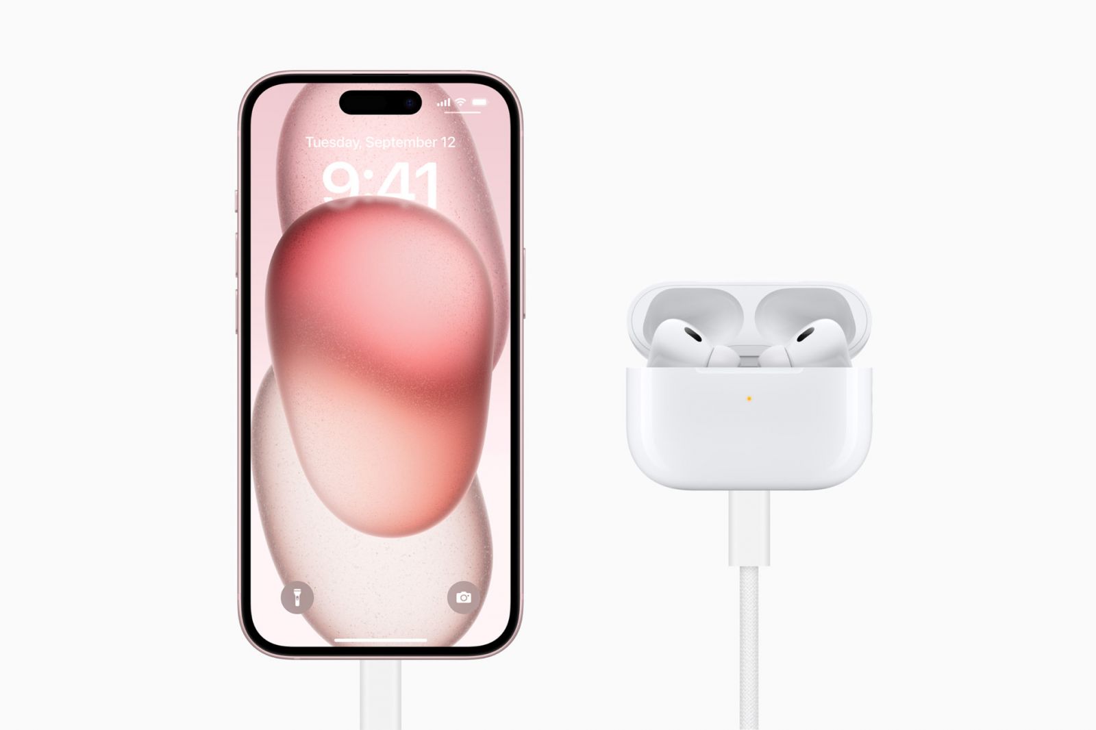 iPhone 15 使用者可以用全新 USB-C 連接器直接從 iPhone 為新款 AirPods Pro (第 2 代) 或 Apple Watch 充電。（Photo: Apple）