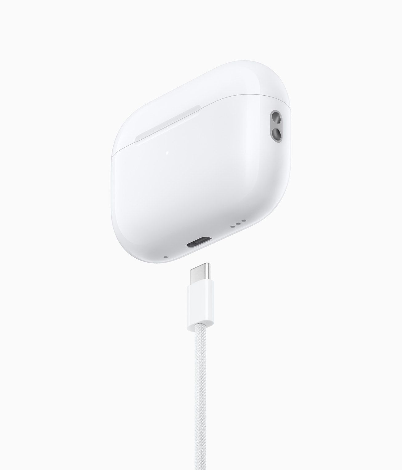 更新版 AirPods Pro (第 2 代) 可用 USB-C 充電、增添防塵能力。
