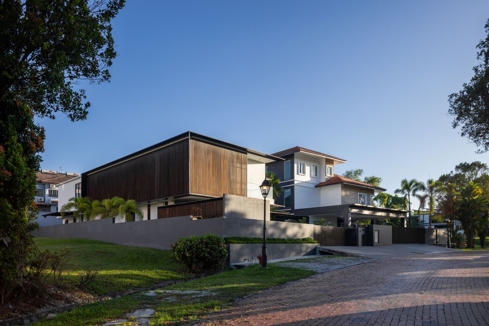 A bungalow oasis with a wine cellar and golf lounge in Selangor by NDC Design (Photo: Lawrence Choo)