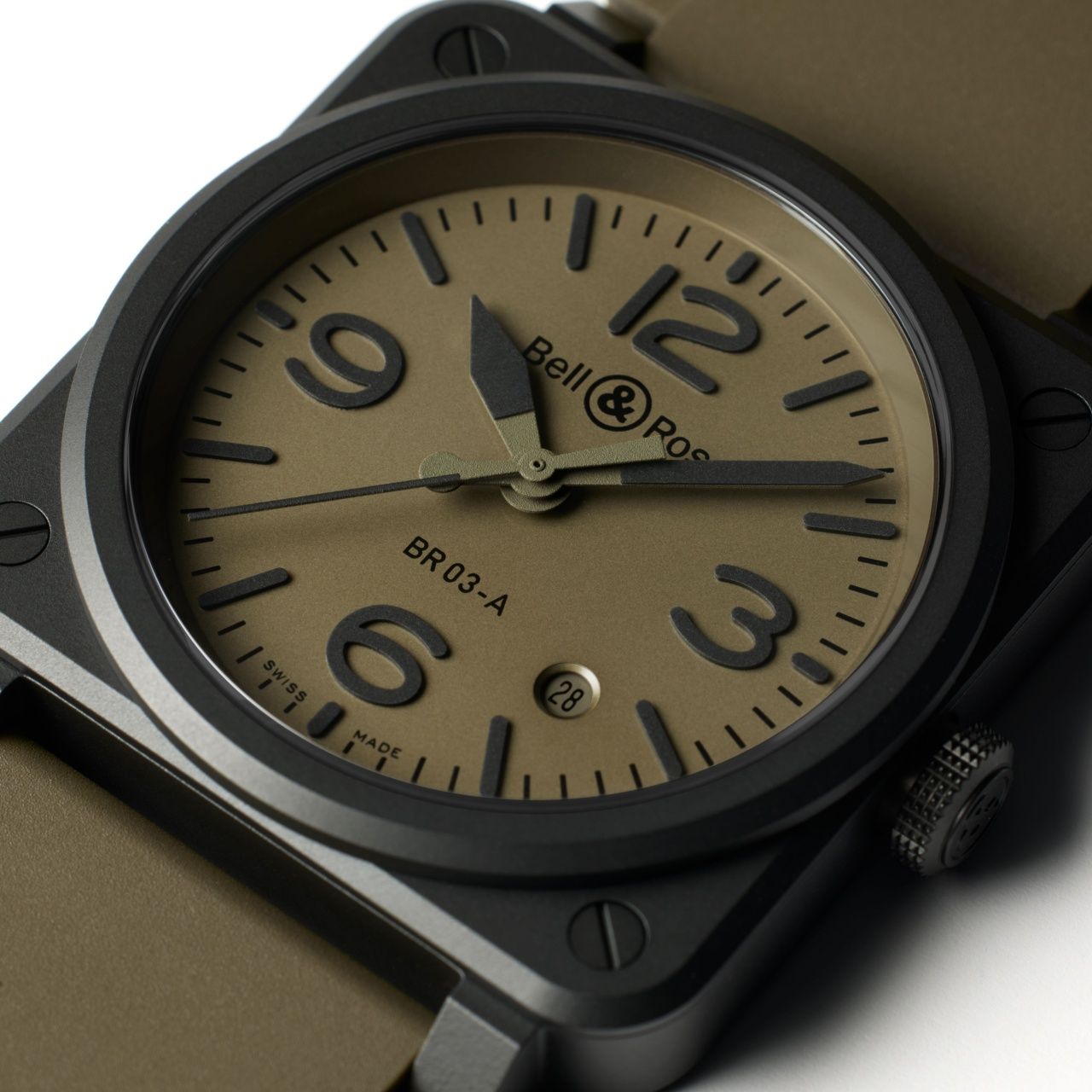 BR 03 Military Ceramic款,啞黑色陶瓷錶殼搭配軍綠色錶盤,建議售價NT142,000。(Photo: Bell & Ross)