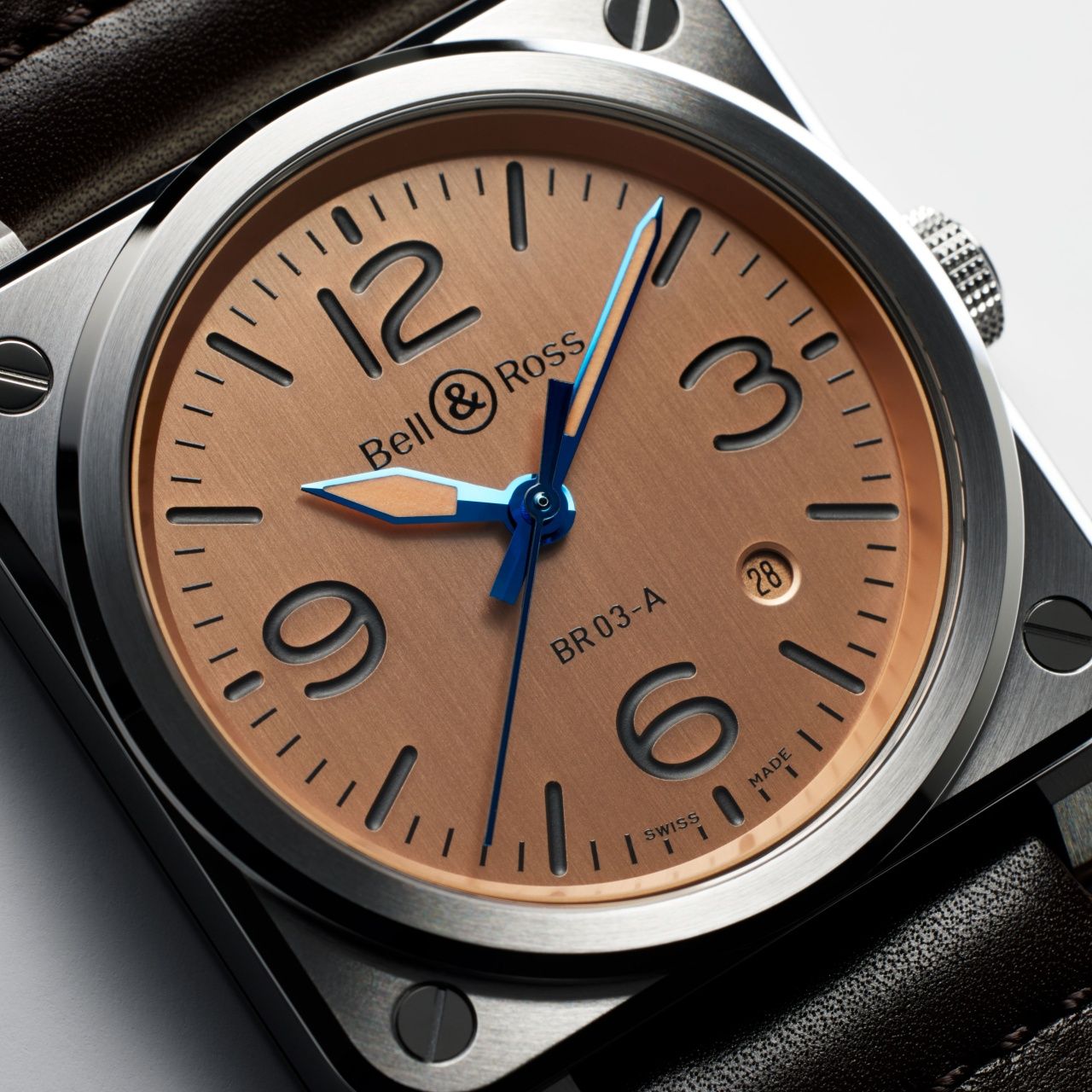 BR 03 Copper款,精剛錶殼搭配鍍金銅錶盤,建議售價NT126,000。(Photo: Bell & Ross)