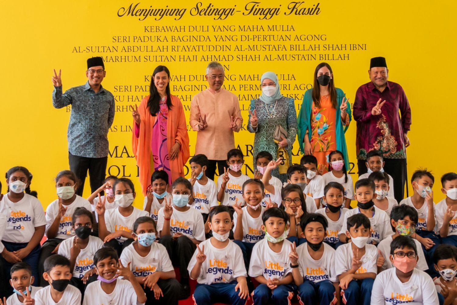 Datuk Nicol Ann David (second from top left), founder of the Nicol David Organisation, Yang di-Pertuan Agong Al-Sultan Abdullah Ri'ayatuddin Al-Mustafa Billah Shah, Raja Permaisuri Agong Tunku Hajah Azizah Aminah Maimunah Iskandariah, Mariana de Reyes, co-founder of the Nicol David Organisation (second from right) at the launch of the Nicol David Organisation in Kuala Lumpur