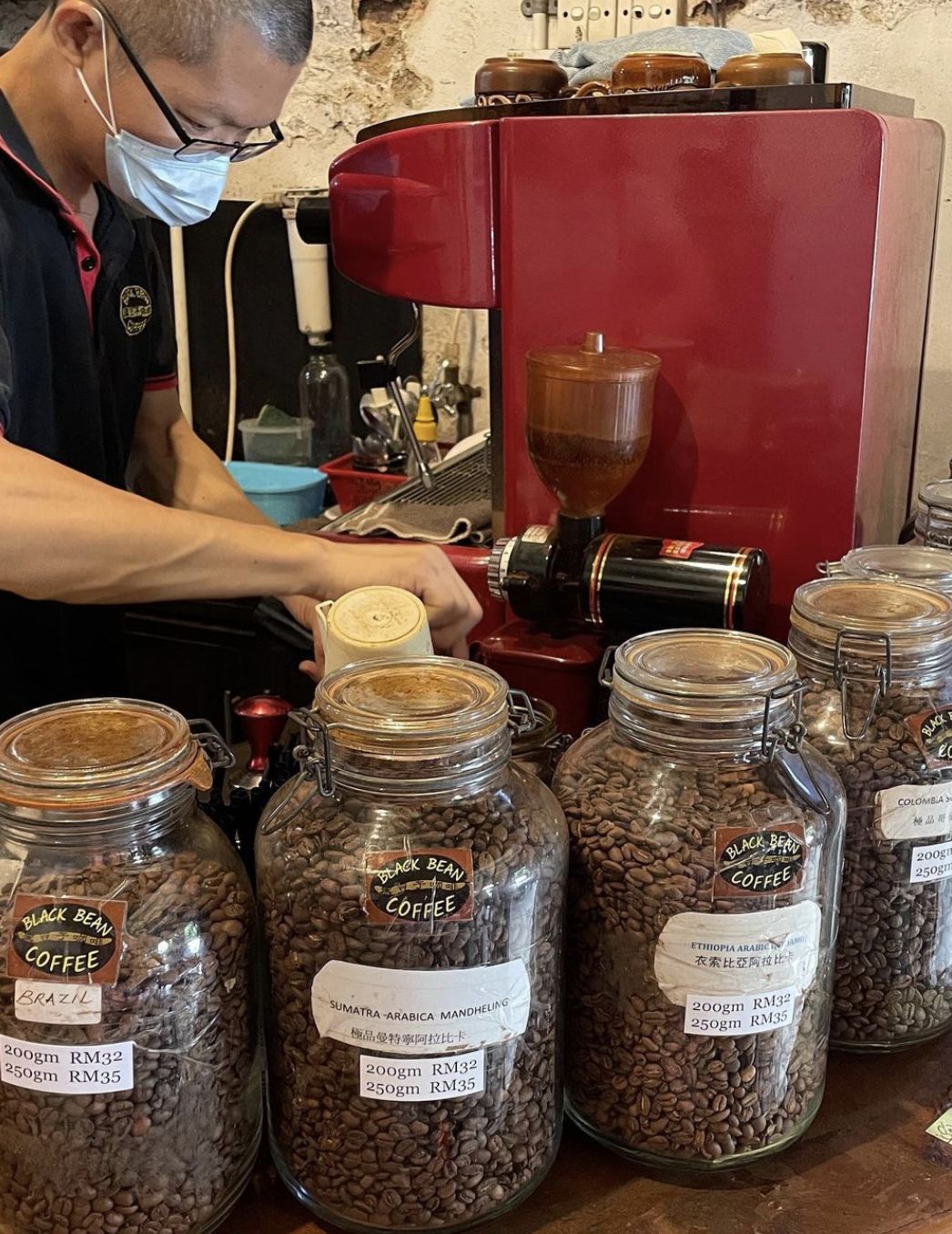 A look at the beans at Black Bean Coffee & Tea Co. (Photo: Instagram / @foodie_foodie33)