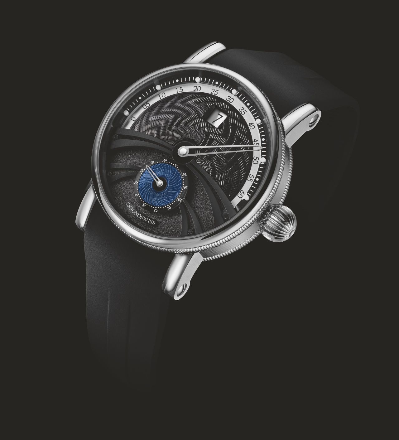 Chronoswiss Delphis Venture天行冒險家，手工機刻雕花的曲面黑色髮絲紋弦月，賦予其獨樹一格的魅力。（Photo: Chronoswiss）