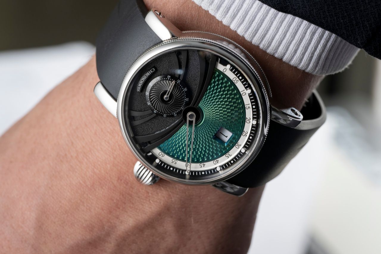 Chronoswiss Delphis Paraiba，以CVD鍍層搭配機刻雕花的紋理巧妙地捕捉了帕拉伊巴碧璽的神韻。（Photo: Chronoswiss）