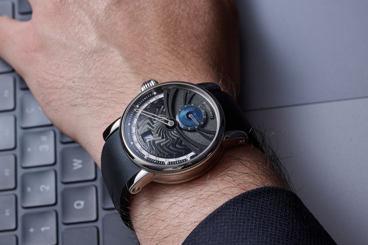Chronoswiss Delphis Venture天行冒險家，手工機刻雕花的曲面黑色髮絲紋弦月，賦予其獨樹一格的魅力。（Photo: Chronoswiss）