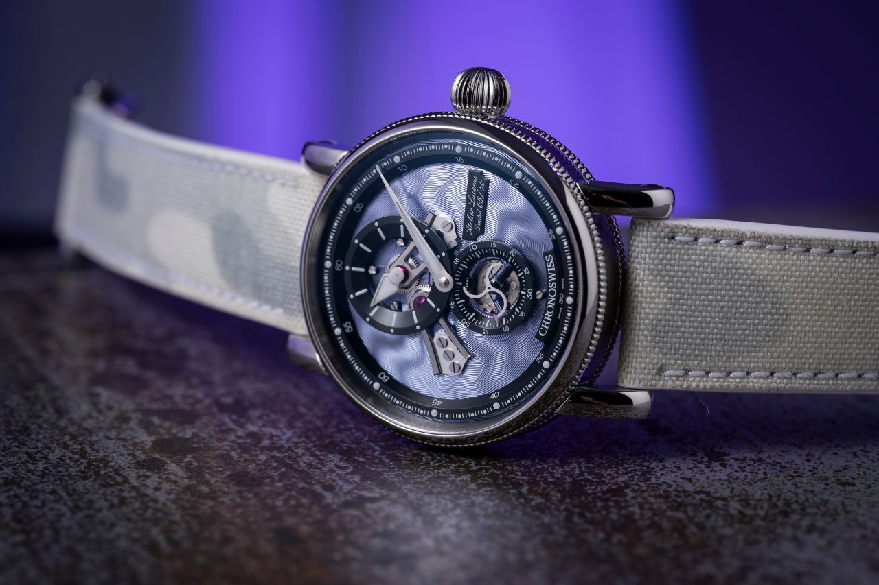 Chronoswiss Open Gear Hypnotic催眠師，獨特的機刻雕花圖紋有了自己的生命，使您的目光不由自主隨著它奇妙的纏繞與旋轉而轉動。（Photo: Chronoswiss）