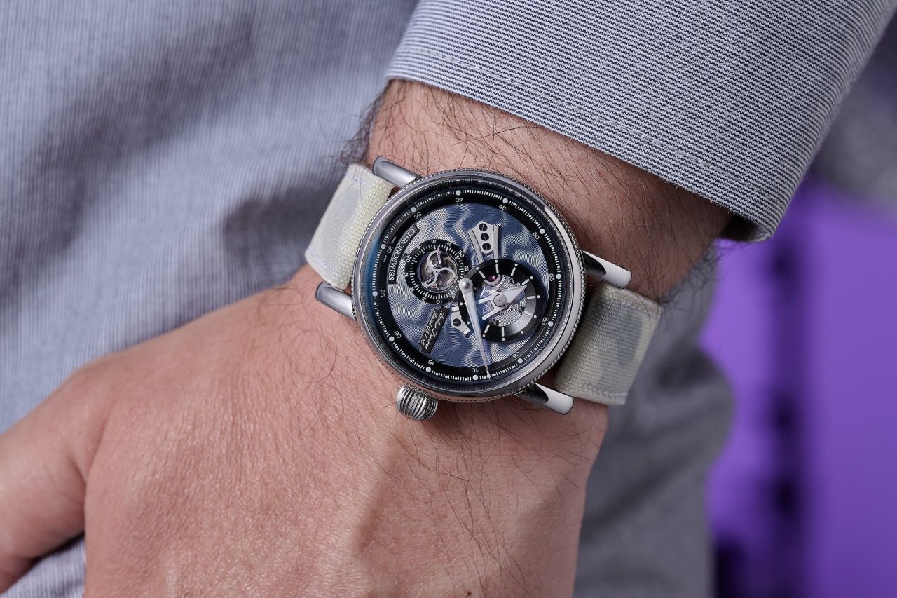 Chronoswiss Open Gear Hypnotic催眠師，獨特的機刻雕花圖紋有了自己的生命，使您的目光不由自主隨著它奇妙的纏繞與旋轉而轉動。（Photo: Chronoswiss）（Photo: Chronoswiss）