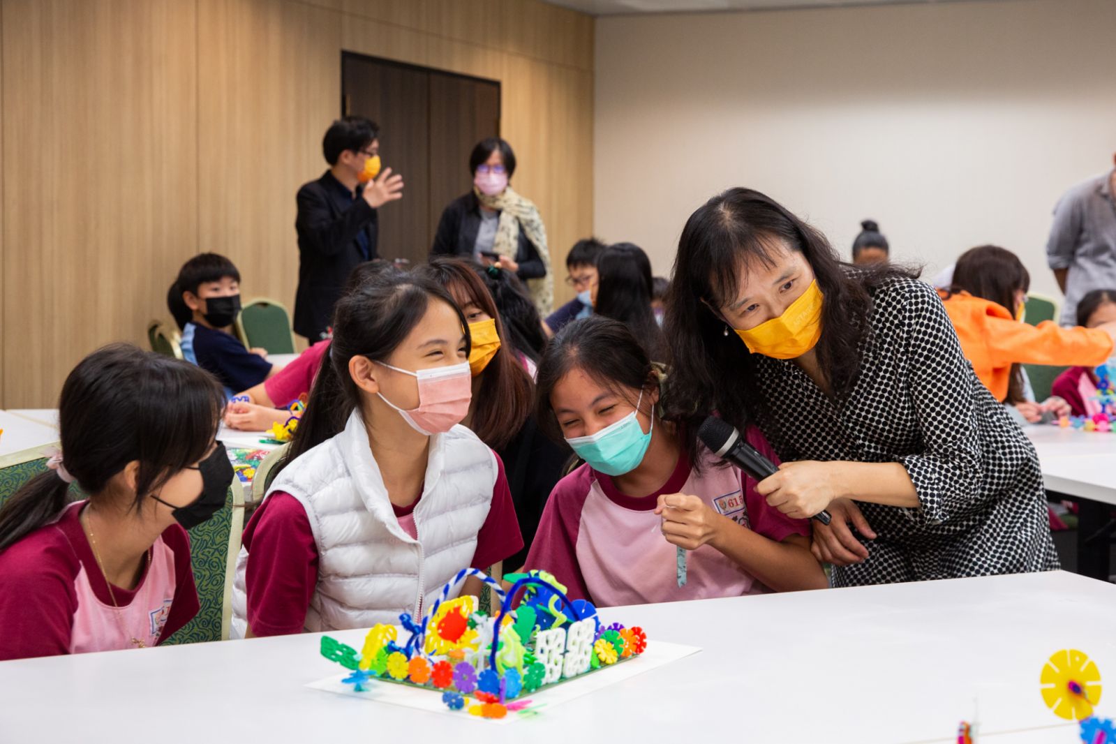 2022年藝術教育日,臺灣師範大學江學瀅教授與參與的學生互動。作品材料來自台灣玩具圖書館協會,透過行動支持環保與永續。Photo:Art Taipei