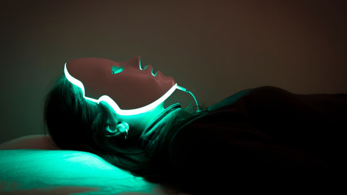 A medical regenerative treatment of led applied in a young woman after another aesthetic treatment (Photo: Getty Images)