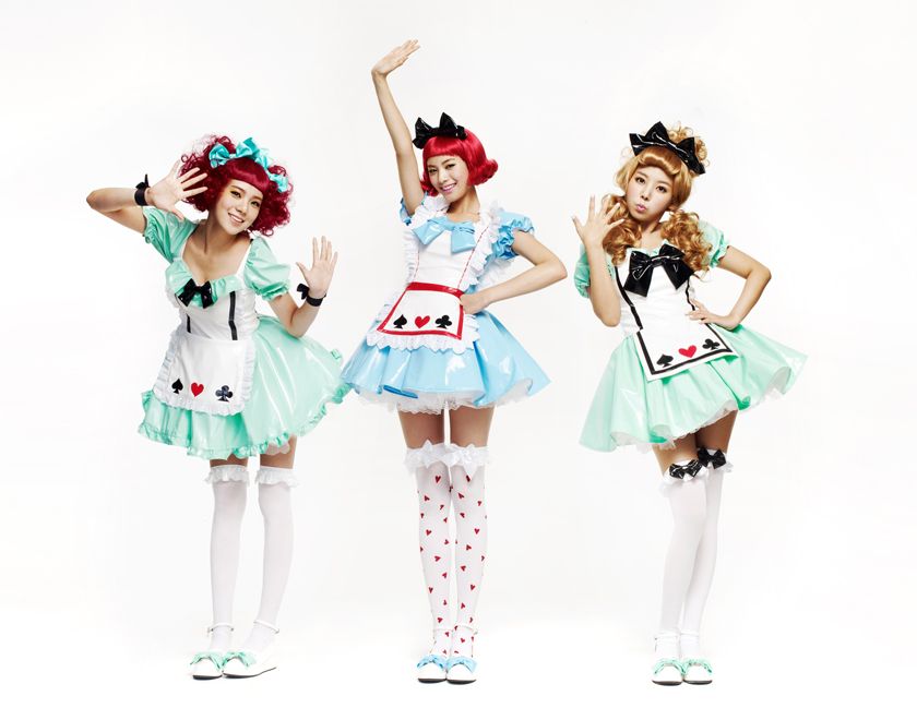 第二單曲《Aing!♡》大玩童話故事人公cosplay。