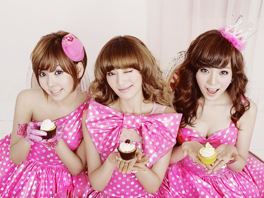 Nana林珍娜與Raina、Lizzy組成Orange Caramel，以《Magic Girl》出道曲亮相。