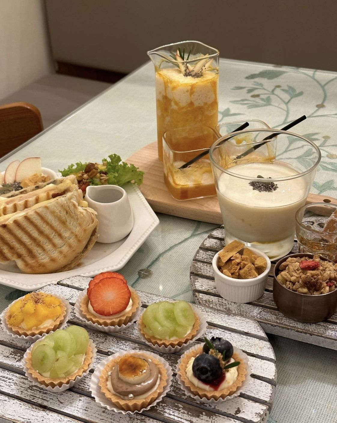 A full spread at the café (Photo: Instagram / @rootsnbliss.kch)