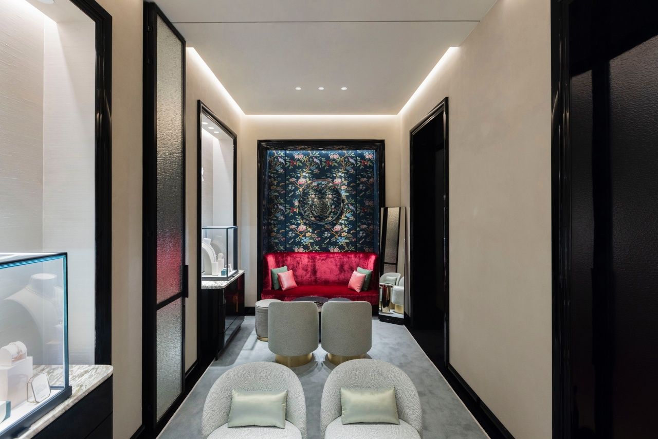 VIP室以獨特印花繃布作為牆面裝飾，成功展現在地化特色。（Photo: Boucheron）