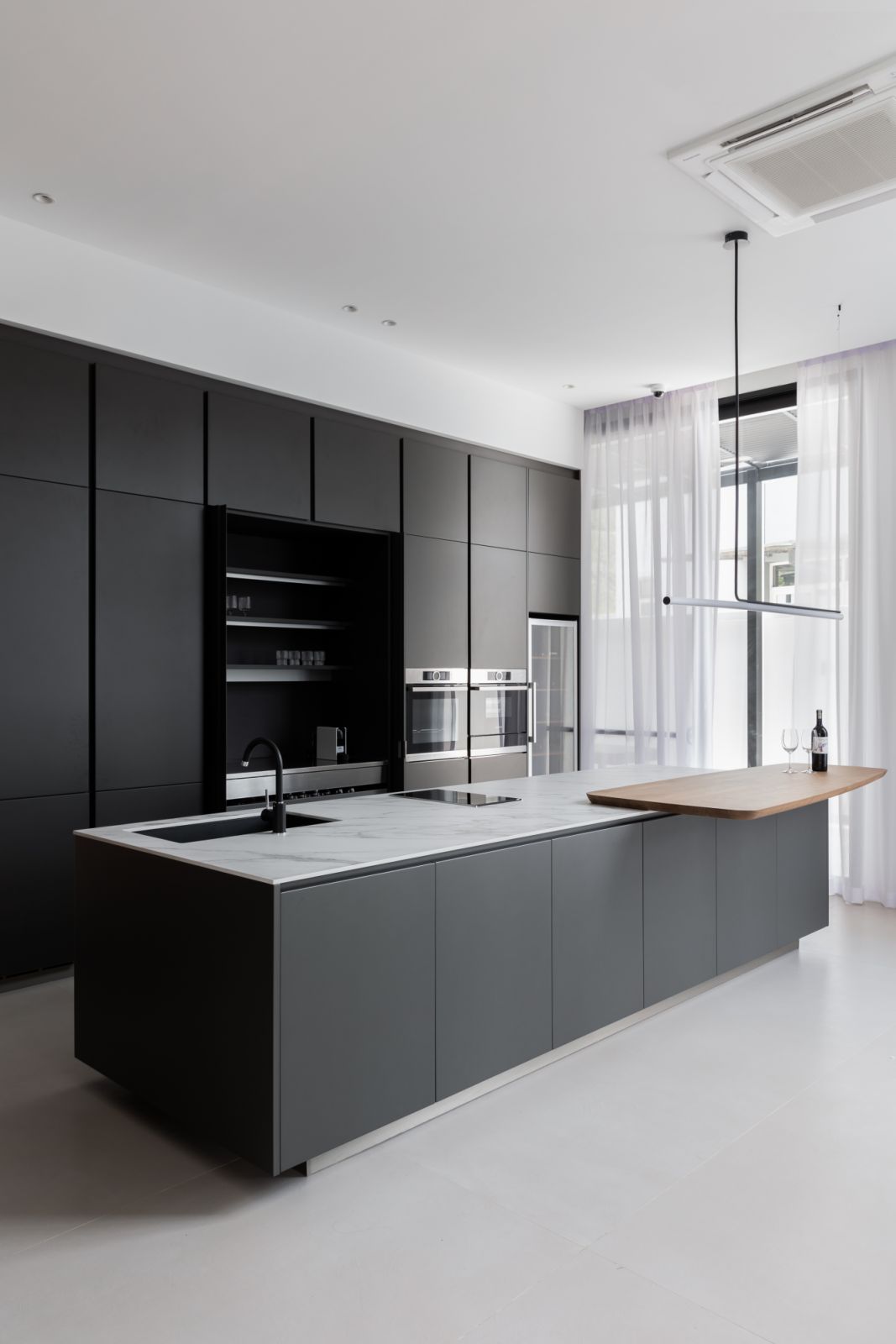 The dry kitchen features a deliberately limited colour palette